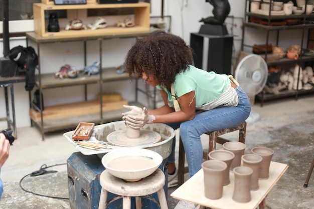 Oleiro de mão jovem fazendo vaso de barro na oficina de cerâmica Proprietário da empresa