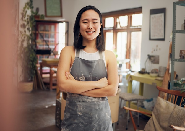 Oleiro de mulher ou retrato de braços cruzados em pequenas empresas de estúdio de cerâmica ou oficina de cerâmica asiática Sorria feliz ou trabalhadora de produtos de argila e ideias de visão de confiança ou metas para design de loja criativa