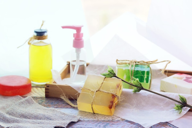 Foto Óleo aromático de spray de sabão artesanal e tinturas saudáveis o conceito de higiene de limpeza