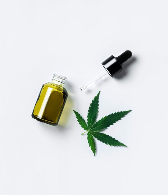 Óleo cosmético de cânhamo ou tratamento de soro para cabelo e couro cabeludo Óleo CBD de maconha medicinal e folha verde
