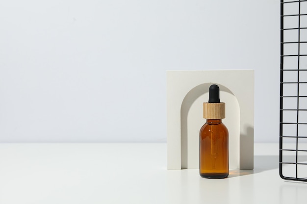 Óleo cosmético em uma garrafa castanha com um laço decorativo