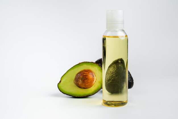 Foto Óleo de abacate para a saúde da pele isolado em fundo branco aromaterapia e óleo de massagem