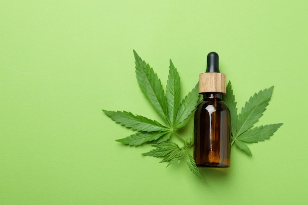 Óleo de cannabis e folhas verdes