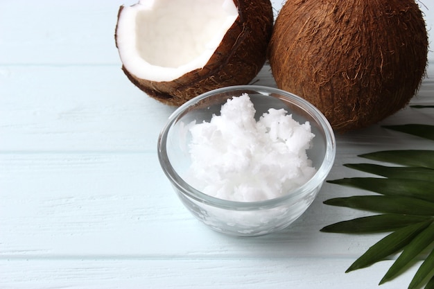 Óleo de coco e cocos, ramos de palmeira close-up. Foto de alta qualidade