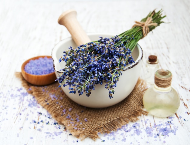 Óleo de lavanda com sal de banho e lavanda fresca