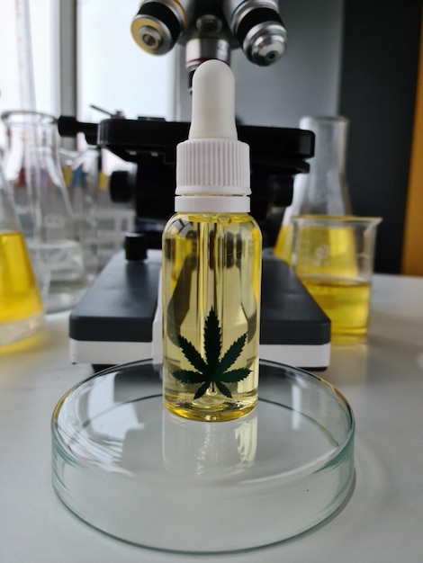 Óleo de maconha medicinal em um frasco em close-up de laboratório