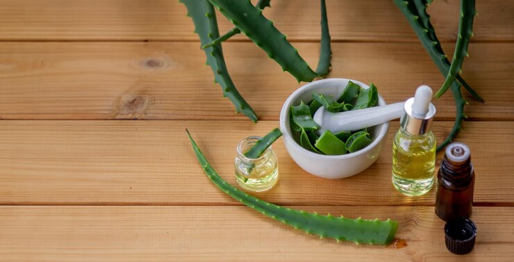 óleo essencial de aloe vera em um suco de fundo de madeira Foco seletivo