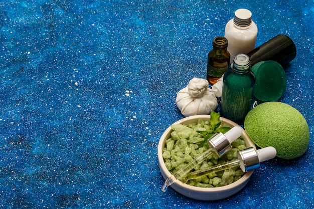 Óleo essencial de chá verde orgânico natural e sal marinho. ritual saudável de cuidar de si mesmo. cosméticos naturais, conjunto de spa