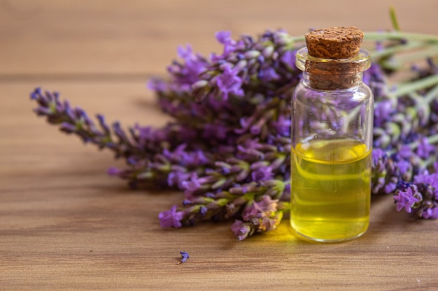 Óleo essencial de lavanda em uma pequena garrafa. foco seletivo.