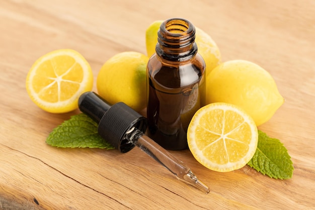 Óleo essencial de limão na mesa de madeira