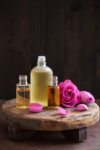 Óleo essencial e flores de rosas aromaterapia spa perfumaria