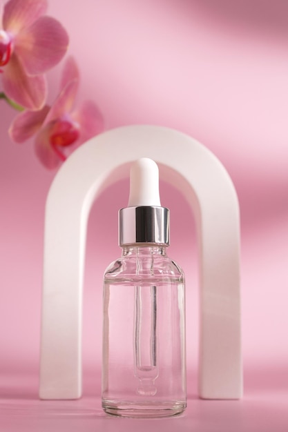 Óleo facial de colágeno de beleza em um frasco de gotícula de vidro em arco Fotografia de moda de embalagens de cosméticos