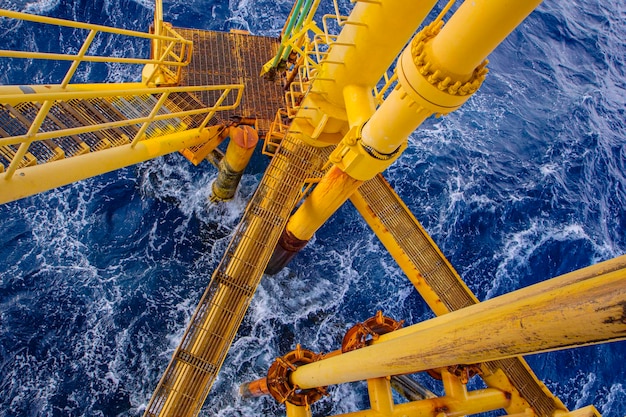 Foto oleoduto amarelo da produção do mar da onda de petróleo e gás de perfuração offshore