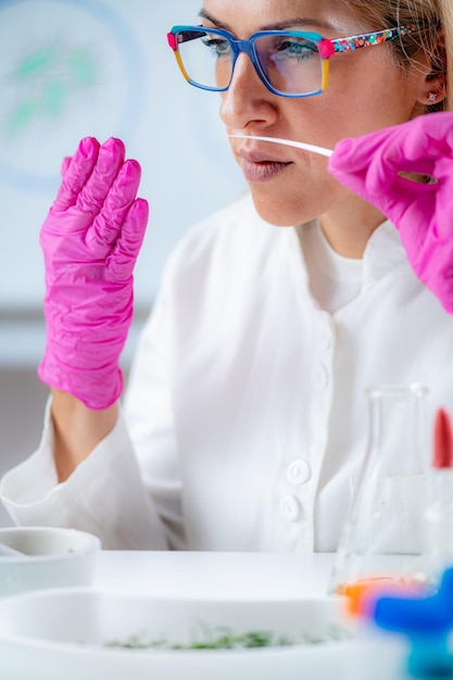 Foto oler fragancia en papel de prueba de perfume en el laboratorio