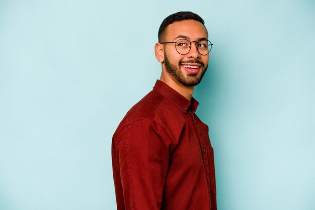 Olha de lado sorrindo alegre e agradável