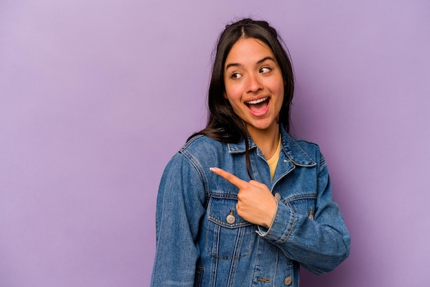 Olha de lado sorrindo alegre e agradável