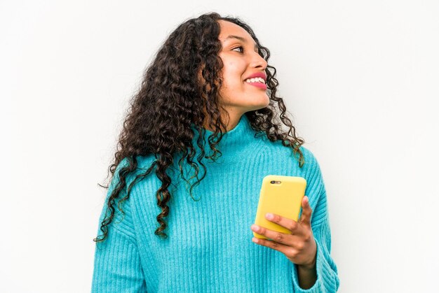 Olha de lado sorrindo alegre e agradável