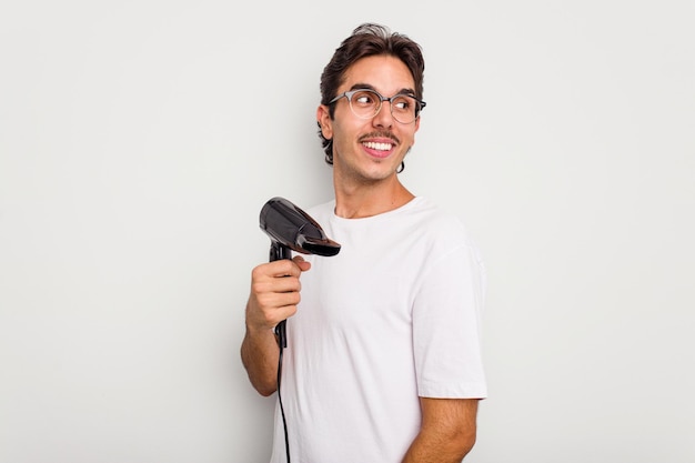 Olha de lado sorrindo alegre e agradável