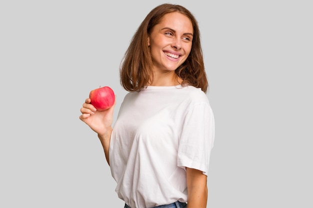 Olha de lado sorrindo alegre e agradável