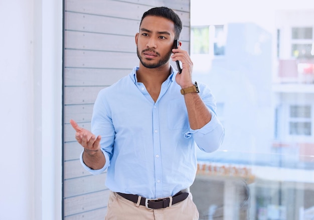 Olha, precisamos discutir nosso projeto Foto de um jovem empresário usando seu smartphone para fazer uma ligação