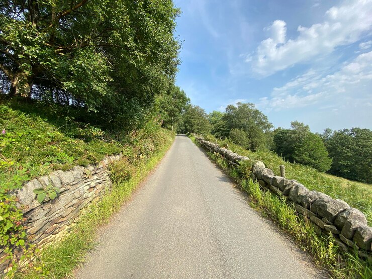 Foto olhando ao longo de hayes lane com paredes de pedra seca campos e árvores velhas em wainstalls halifax, reino unido