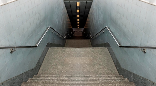 Olhando as escadas da passagem para a estação de metrô