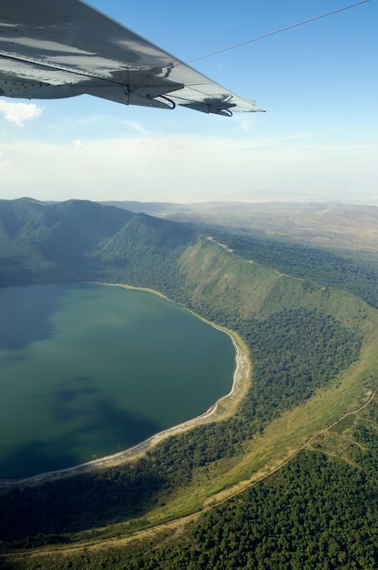 Olhando através da janela em uma paisagem africana