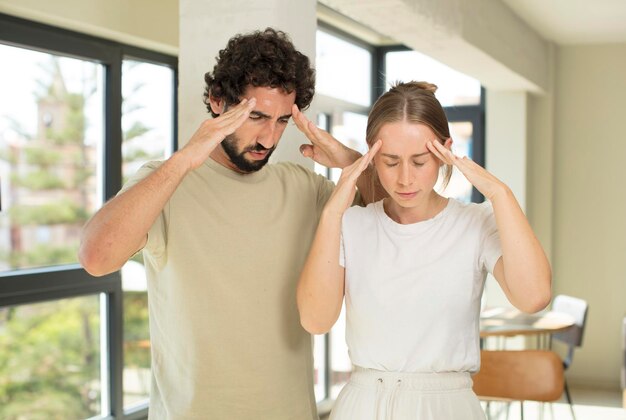 Olhando concentrado pensativo e inspirado brainstorming e imaginar com as mãos na testa