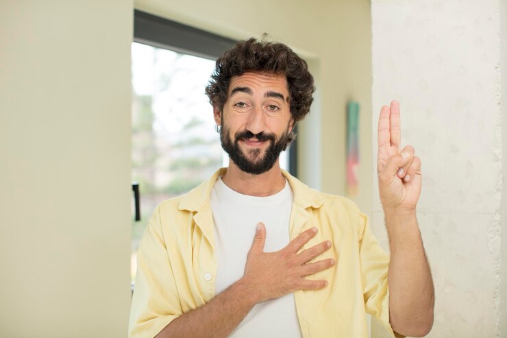 Foto olhando feliz confiante e confiável sorrindo e mostrando sinal de vitória com uma atitude positiva