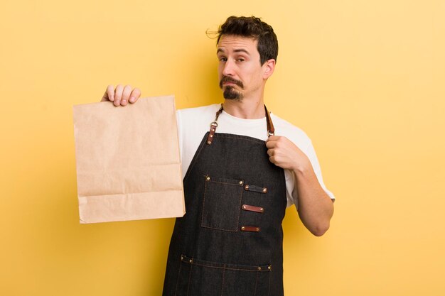 Olhando o conceito de entrega de fast food positivo e orgulhoso bem-sucedido arrogante