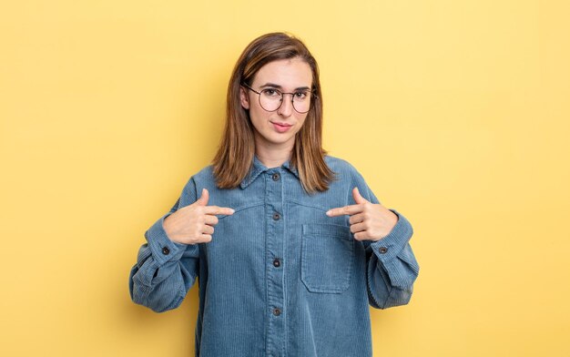 Olhando orgulhoso positivo e casual apontando para o peito com as duas mãos