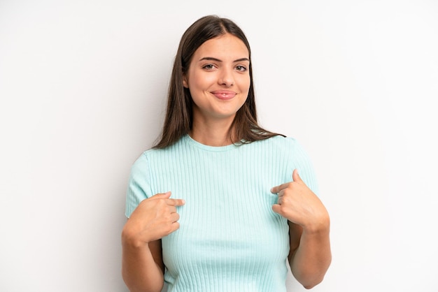 Olhando orgulhoso positivo e casual apontando para o peito com as duas mãos