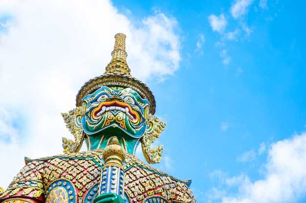 Olhando para a estátua gigante no grande palácio, templo do buda esmeralda (wat pra kaew) em bangkok, tailândia.