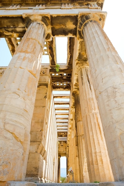 Olhando para a vista dos famosos pilares do templo grego contra o céu azul claro na Grécia