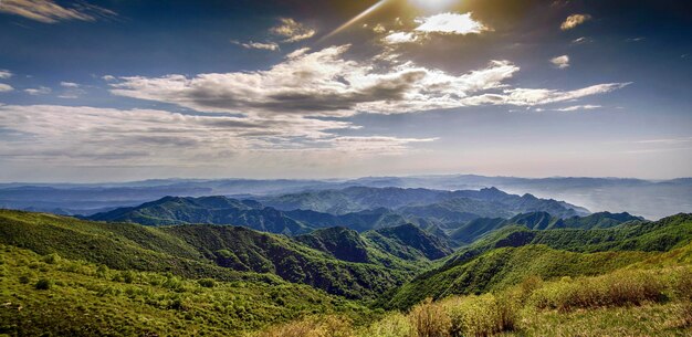 Olhando para as belas montanhas verdes à distância de um lugar alto