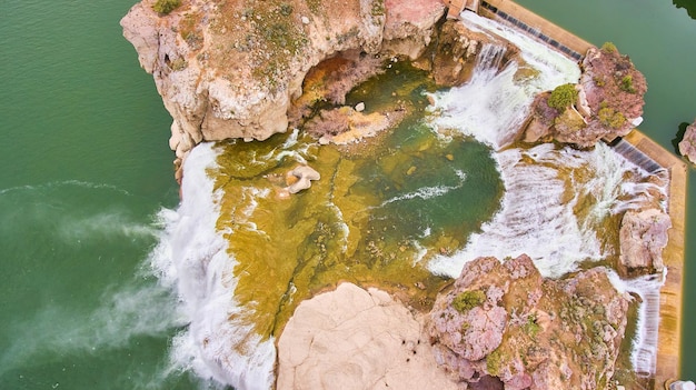 Olhando para baixo de cima em Shoshone Falls, em Idaho