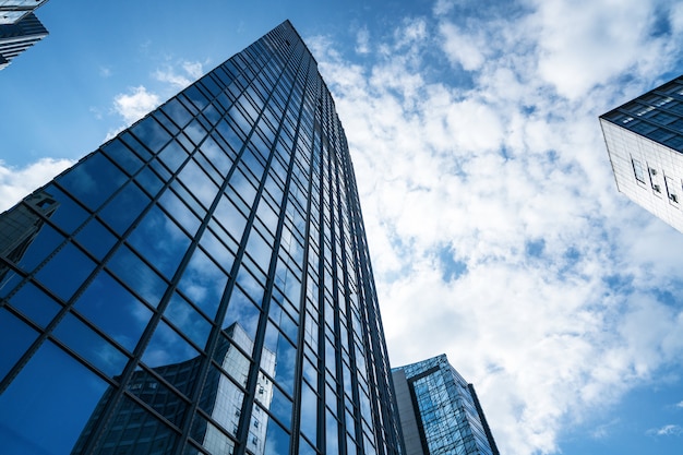 Olhando para cima azul moderno edifício de escritórios