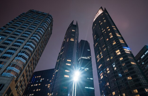 Foto olhando para cima azul moderno edifício de escritórios