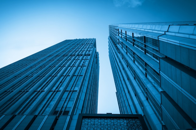 Olhando para cima azul moderno edifício de escritórios