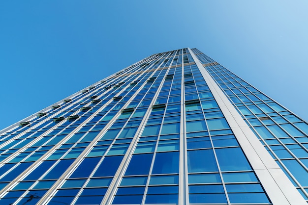 Olhando para cima, edifício de escritórios moderno azul