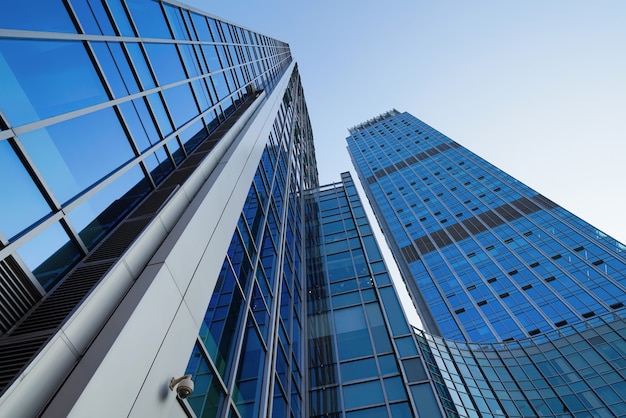 Olhando para cima, edifício de escritórios moderno azul