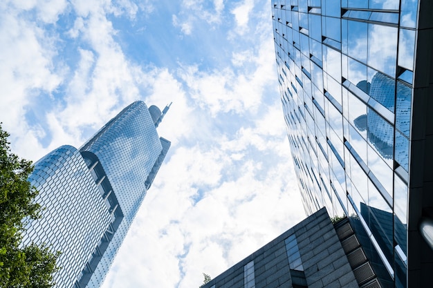 Olhando para cima, edifício de escritórios moderno azul