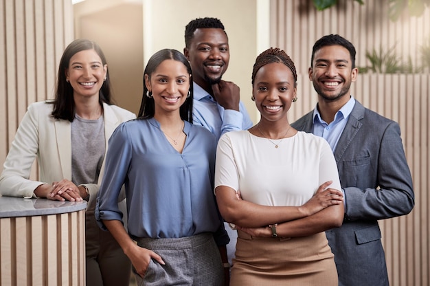 Olhando para o futuro Foto de uma equipe de empresários juntos em seu escritório com os braços cruzados