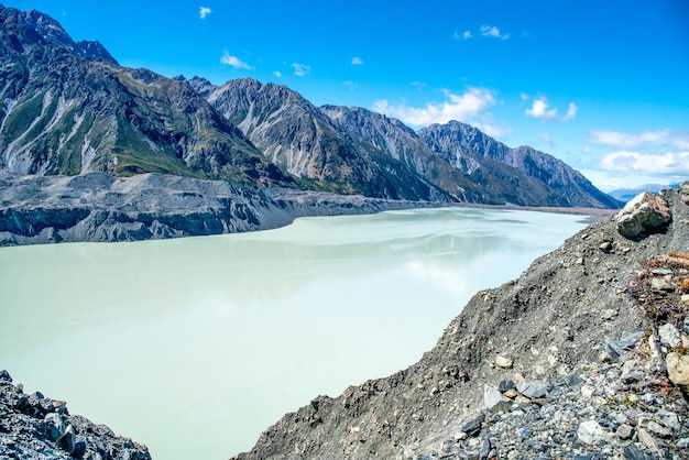 Olhando para o lago na extremidade do lago tasman