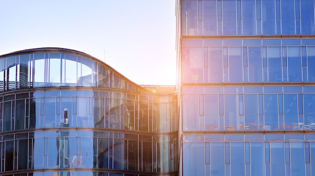 Olhando para os prédios comerciais no centro de prédios de escritórios modernos contra o céu azul