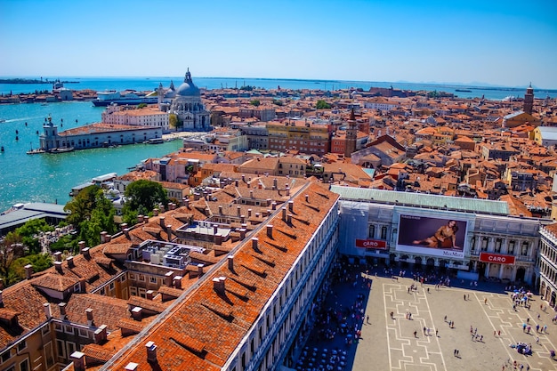Olhando para Veneza de cima da Itália
