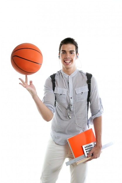 Olhar americano estudante menino com bola de basquete