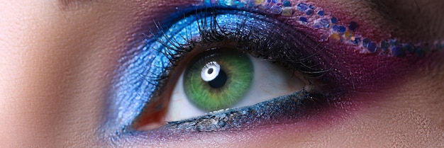 Olhar de olhos verdes femininos com lindos tons de azul e delineador preto clássico conceito de maquiagem