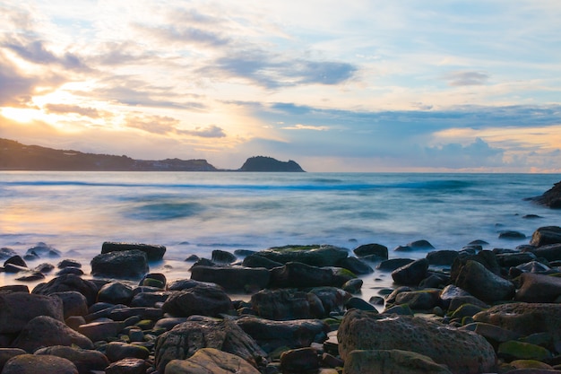 Olhe de Zarautz com o mouse de Getaria na parte inferior de um pôr do sol de verão.