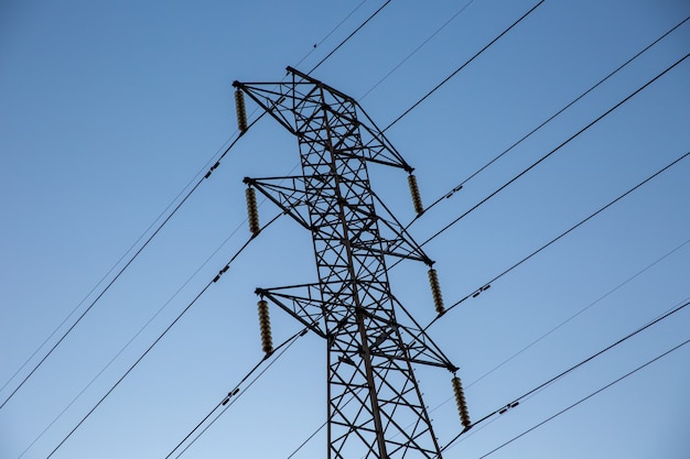 Olhe para cima alta tensão de torres de transmissão de energia.